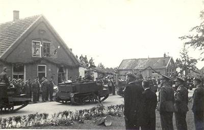 Defile voor het gemeentehuis (Custom)